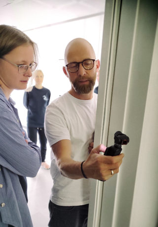 Dr. Nicole Rofael (links) lernt von Andreas Usenbenz den richtigen Umgang mit einer Kompaktkamera