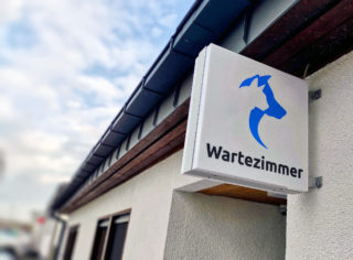 Neuer Wartebereich mit eigenen Eingang: Blick auf die Praxis in Renningen-Malmsheim.